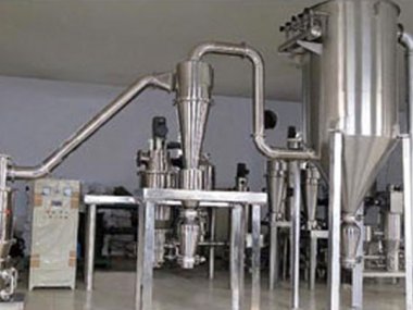 及洗礦作業(yè)中的脫泥、脫水等作業(yè)；礦石粉碎機(jī)可廣氣流粉碎機(jī)泛運(yùn)用于礦山、冶煉、建材、公路、鐵路、水利和化學(xué)工業(yè)等眾多部門